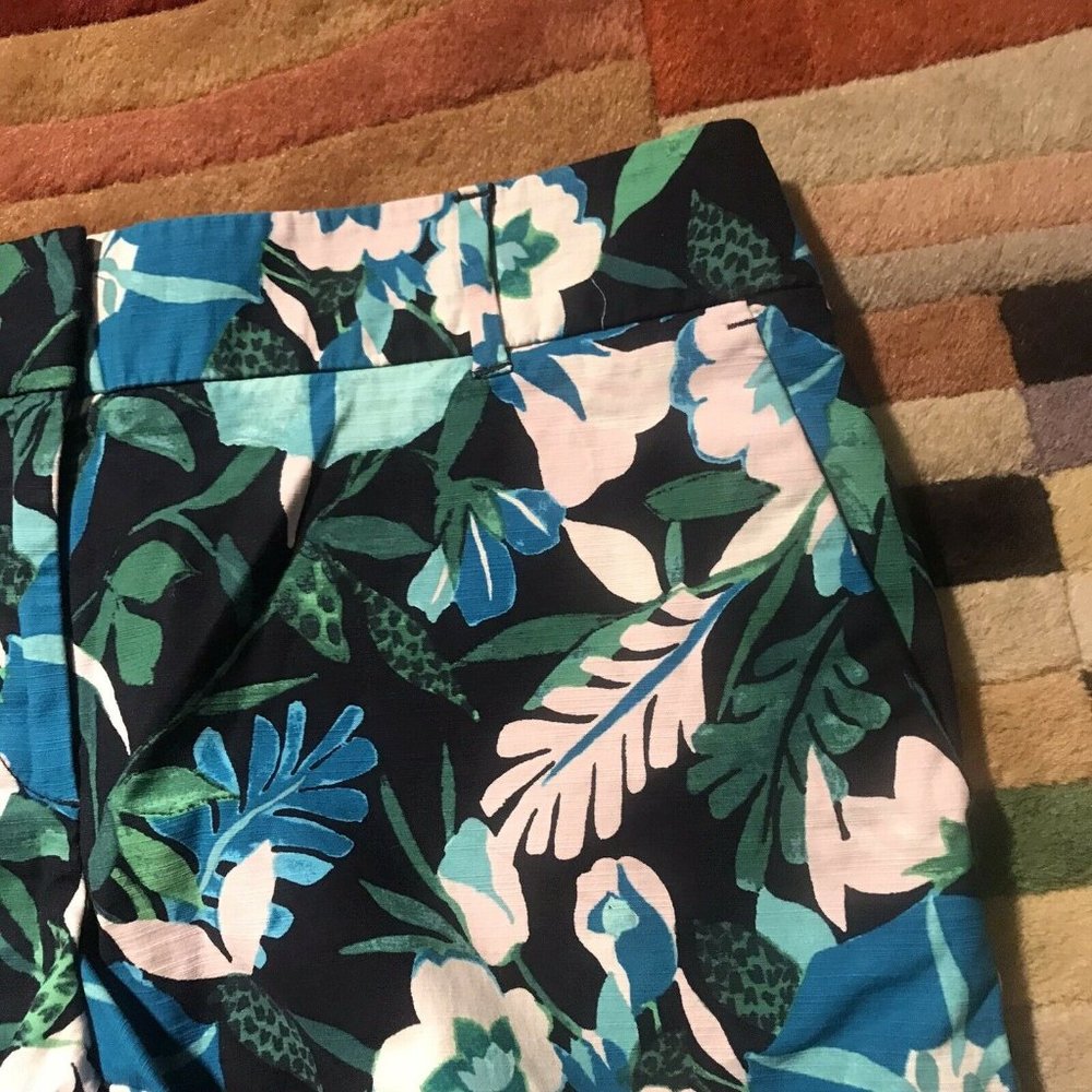 LOFT Ann Taylor Riviera Floral Shorts Size 6